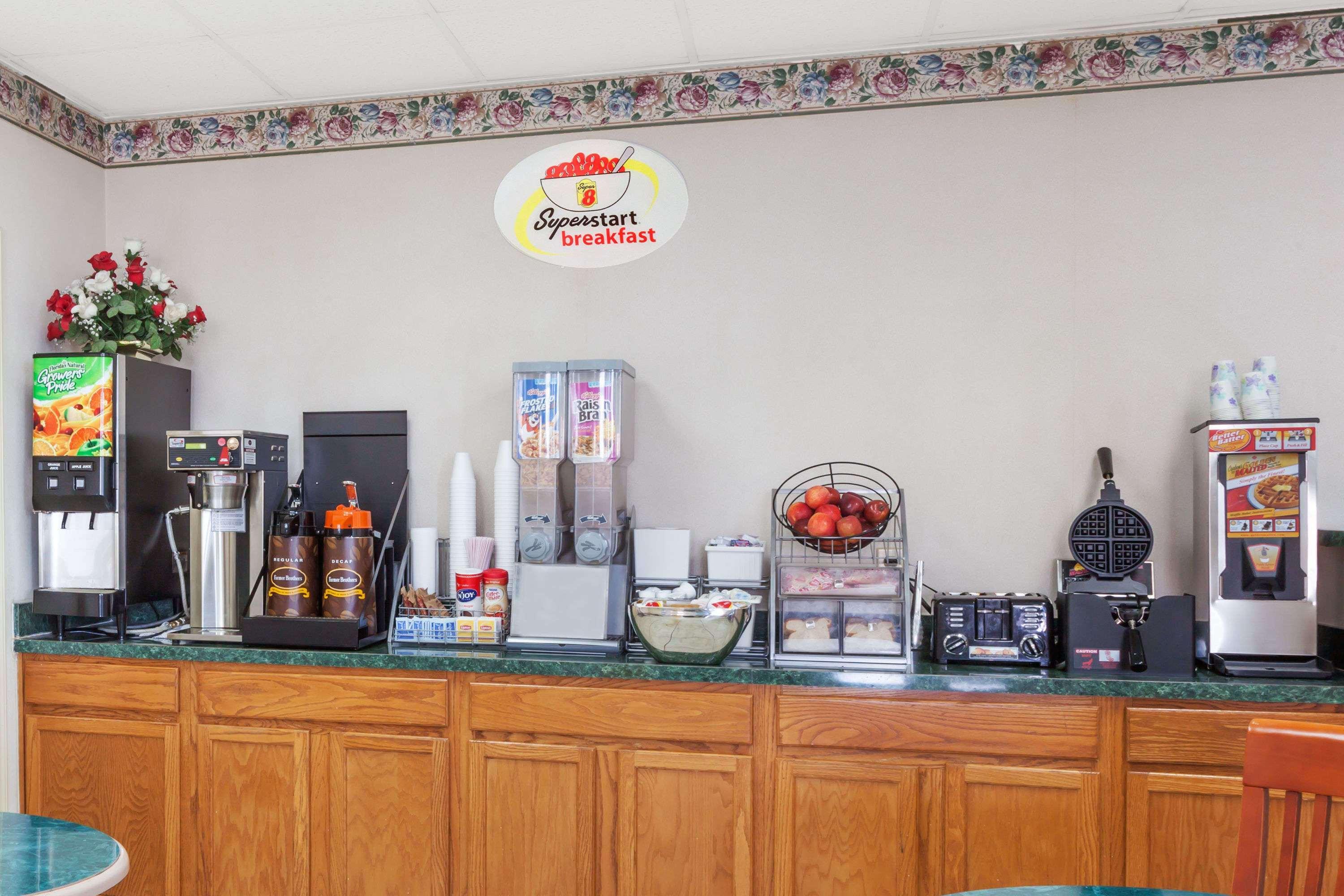 Super 8 By Wyndham Manassas Hotel Buitenkant foto