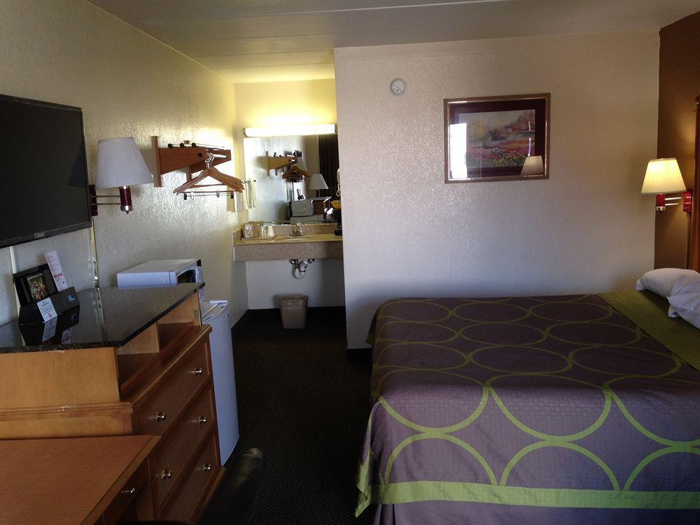 Super 8 By Wyndham Manassas Hotel Buitenkant foto